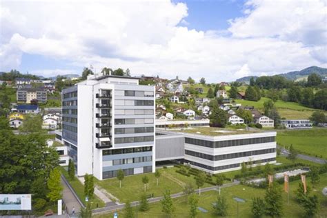 Außenansicht der Frauenklinik Uznach, einem separaten Gebäude, das dem Spital Linth angegliedert ist.
