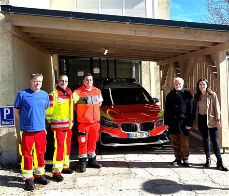 Illustration eines medizinischen Teams, das rund um die Uhr Notfallversorgung leistet.
