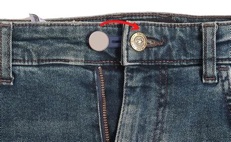 Illustration, die zeigt, wie ein Bauchband über den Hosenbund gezogen wird, um den offenen Knopf zu kaschieren.