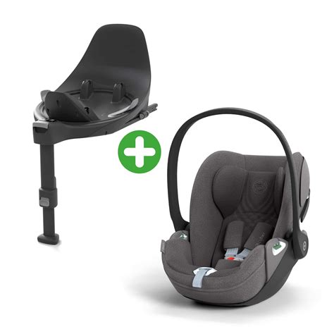 Baby schläft friedlich in einer Cybex Aton Babyschale, die auf einer Isofix-Basis montiert ist.