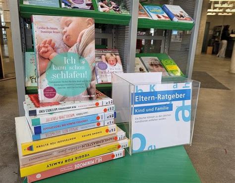 Ein Stapel Bücher, darunter Ratgeber für werdende Eltern und Erziehungsratgeber.