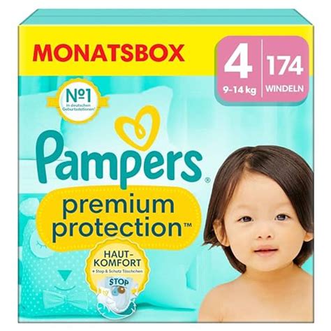 Foto von einem Neugeborenen in einer Pampers Premium Protection Windel, das den Komfort und die Weichheit der Windel betont.