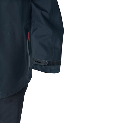 Detailaufnahme eines Schneeanzugs mit verstärkten Knien und wasserdichten Reißverschlüssen