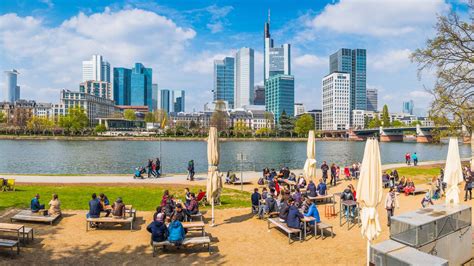 Frankfurter Skyline mit Mainufer und grüner Lunge für Familienausflüge