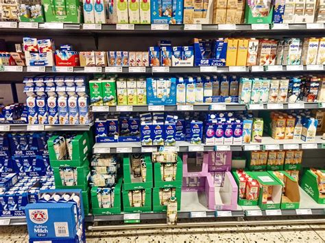 Eine Auswahl verschiedener Pre-Milch-Packungen im Regal eines Supermarkts