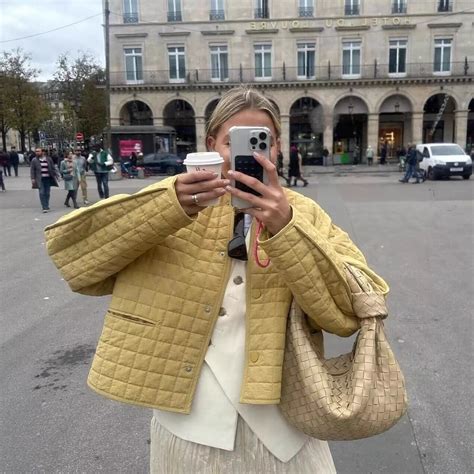 Detailansicht eines Umstandskleides mit praktischen Taschen