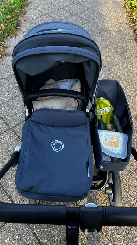 Detailansicht des graphitfarbenen Chassis und der hochwertigen Stoffe des Bugaboo Donkey 5