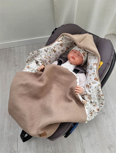 Nahaufnahme einer selbstgenähten Einschlagdecke für den Maxi Cosi, die die Nähte und Stoffkombination zeigt.