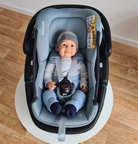 Beispiel eines selbstgebastelten Spielzeugs für den Maxi Cosi mit Figuren und Aufhängung.