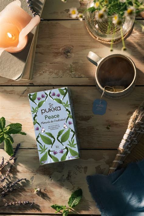 Collage aus Bildern: Entspannung im Bad, Tasse Kräutertee, Yoga-Pose