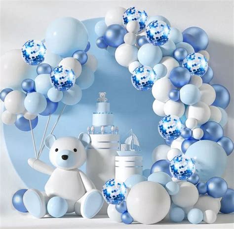 Dekorationsartikel in Rosa und Hellblau für eine Babyparty