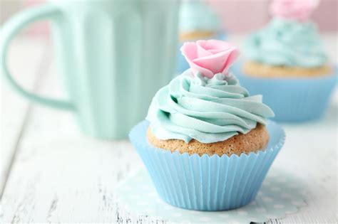 Auswahl an rosa und hellblauen Dekorationselementen für eine Babyparty