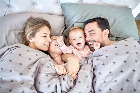 Schema eines Familienbetts mit ausreichend Platz für Eltern und Kinder