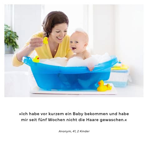 Baby in einer Babywanne, umgeben von sanften Pflegetüchern