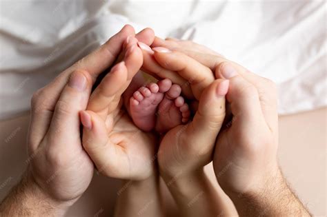 Nahaufnahme der Hände eines Babys, das mit den bunten Elementen eines Spieltisches interagiert.