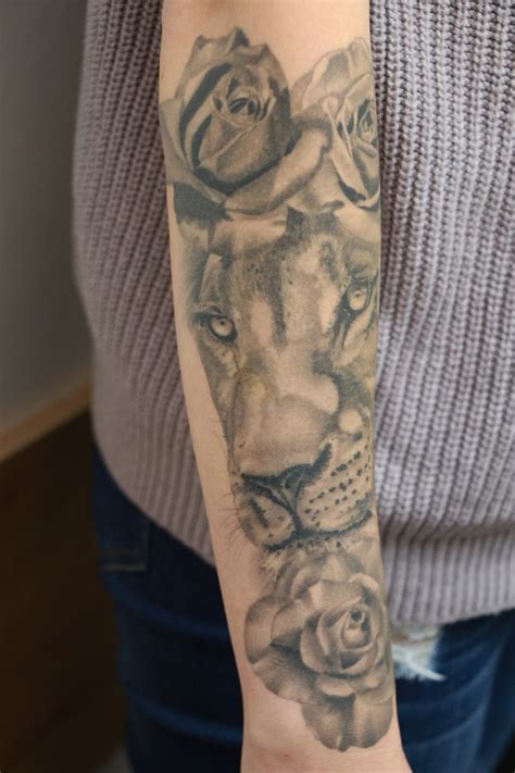 Nahaufnahme der detailreichen Handbemalung eines Puppengesichts