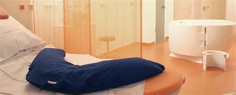 Einladende Atmosphäre einer Entbindungsklinik mit Fokus auf die Geburtshilfe