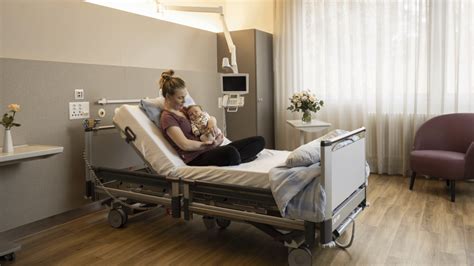 Gemütliches Zimmer auf einer Wochenbettstation mit Fokus auf familiäre Atmosphäre