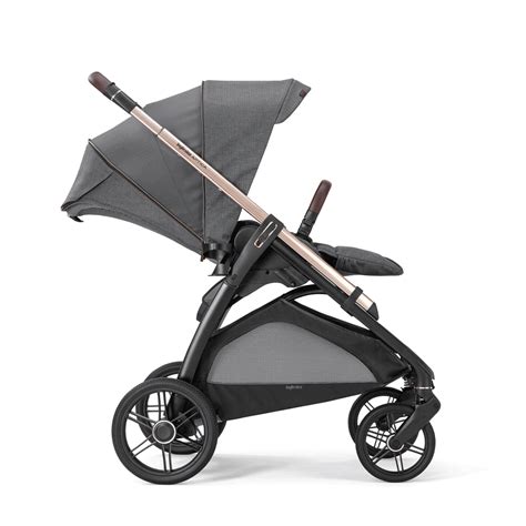 Detailaufnahme des Aluminiumgestells und der Räder des Inglesina APTICA Kinderwagens