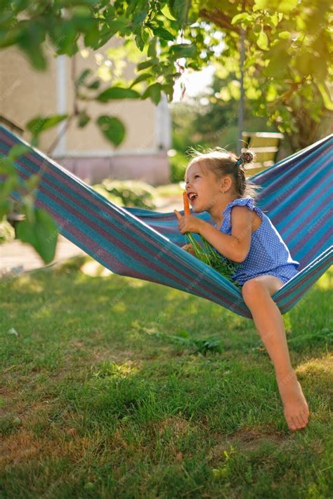 Foto von einem Kleinkind, das sicher in einer Outdoor-Babyschaukel sitzt und lacht.