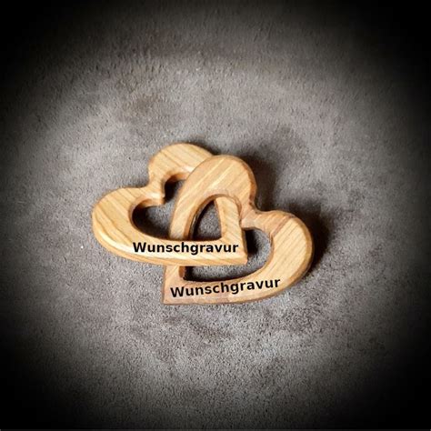 Darstellung eines Götzenbildes aus Holz und die damit verbundene Anbetung