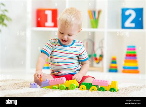 Ein Baby spielt mit bunten Bausteinen