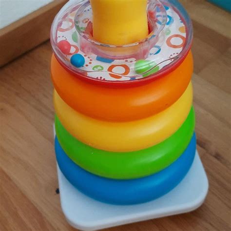 Ein bunter Stapelturm mit verschiedenen Ringen