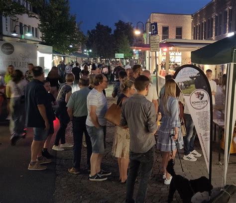 Eine Auswahl an bunten und sicheren Spielzeugen für Kleinkinder