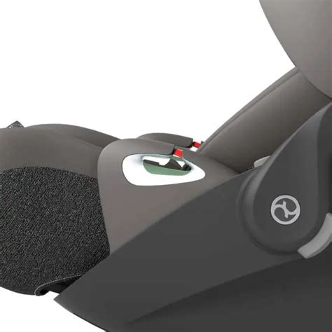 Illustration, die die Wichtigkeit der korrekten Installation einer Babyschale zeigt, mit Beispielen für korrekte und falsche Befestigungen.