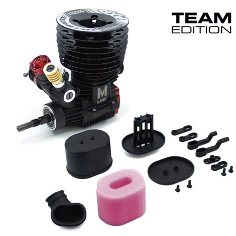 Detailaufnahme des Ultimate MXR v2 Motors mit Fokus auf Vergaser und Auspuff