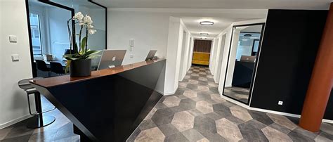 Schema einer modernen gynäkologischen Praxis mit Empfangsbereich und Behandlungsräumen