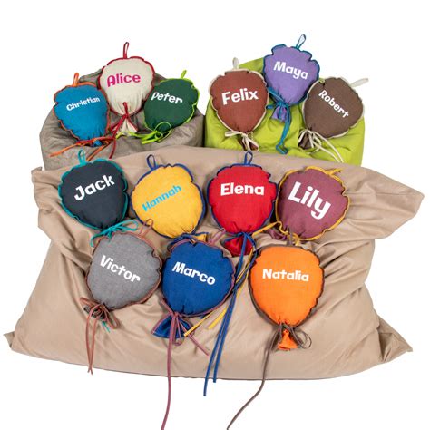 Verschiedene Farben und Designs von Hochstühlen für Babys, um die Auswahlmöglichkeiten zu illustrieren