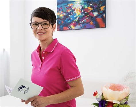 Foto von Dr. Isa Kübler in ihrer Praxis