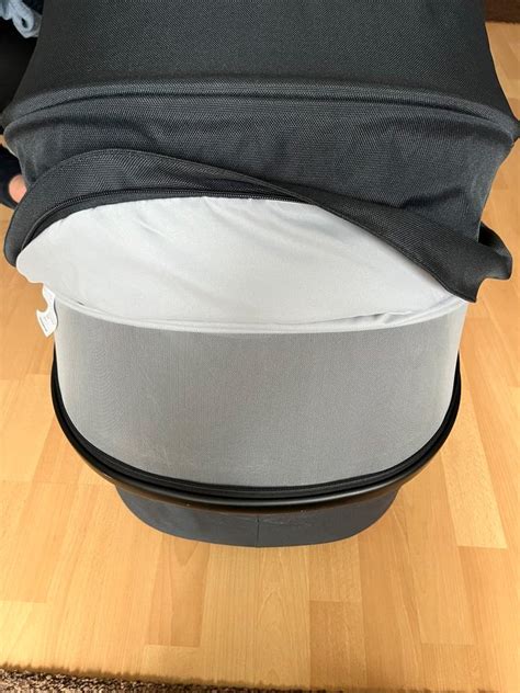 Schema der Maxi-Cosi Oria XXL Babywanne mit Hervorhebung der Komfortmerkmale wie Matratze, Verdeck und Nap-Keeper.