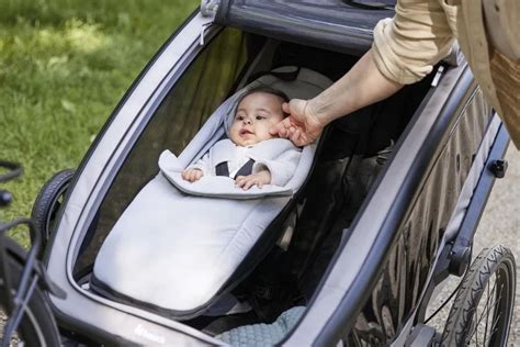 Baby in der Croozer Hängematte im Fahrradanhänger