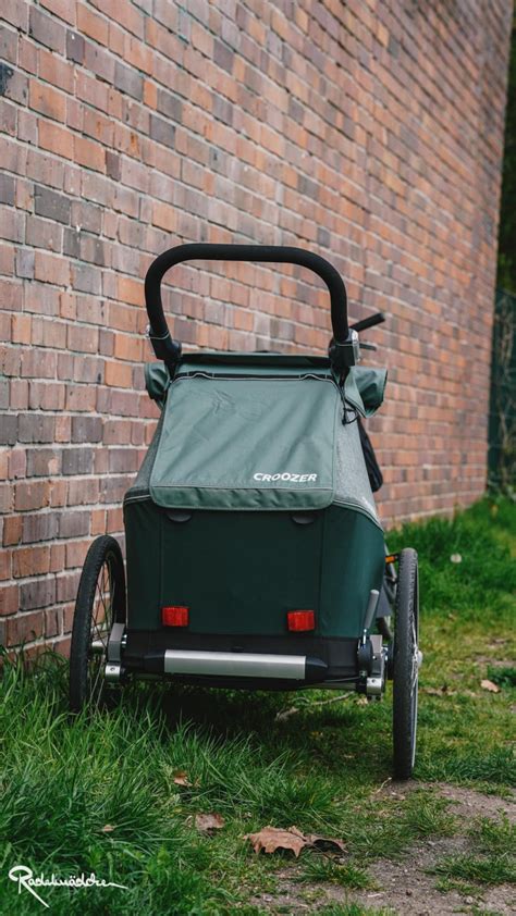 Detailansicht der Sensorlichter am Schiebebügel des Croozer Anhängers