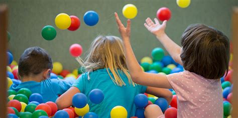Kinder spielen und basteln im FEZ-Berlin