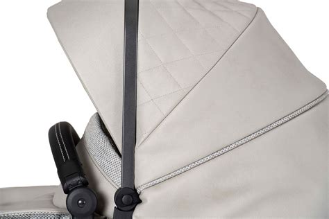 Design-Detail: Lederoptik-Griff mit Doppelsteppnaht und Lederpatch am Hartan Kinderwagen