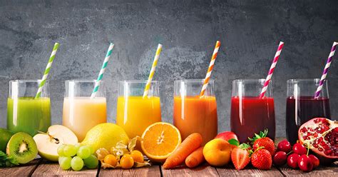 Nahaufnahme von Rafiki, der Simba mit Fruchtsaft und Staub salbt.