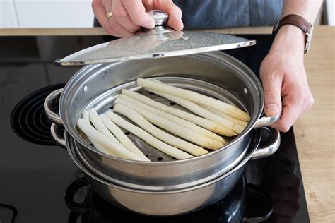 Grafik, die den Unterschied zwischen Dampfgaren und Kochen im Topf veranschaulicht, mit Fokus auf Nährstofferhalt