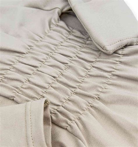 Detailansicht eines flexiblen Hosenbunds mit Raffung