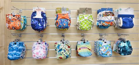 Vergleich von klein gefalteten Regenschutzhauben, eine davon in einer kleinen Tasche