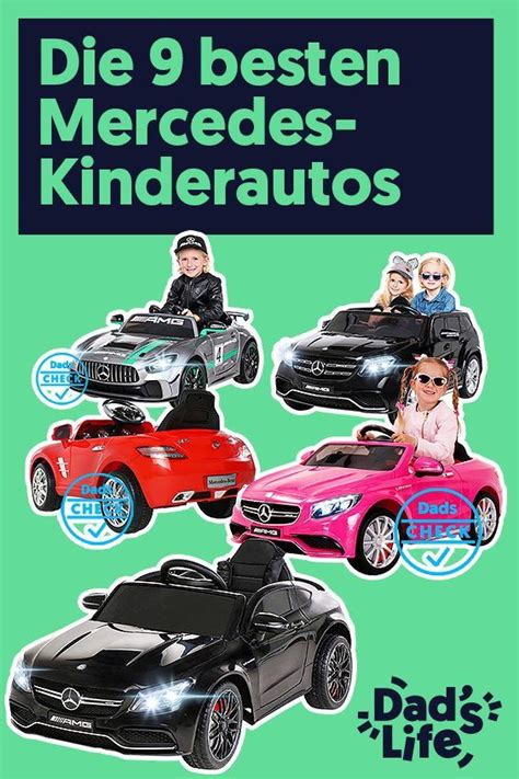 Kinder, die in verschiedenen Mercedes-Kinderautos spielen, sowohl Rutschautos als auch Elektrofahrzeuge.