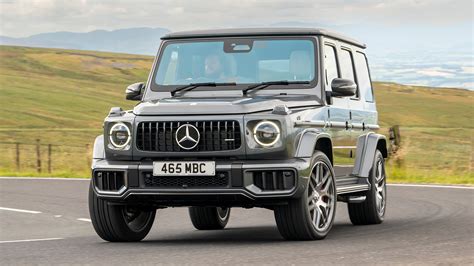 Ein detailliertes Bild des Mercedes AMG G63 Kinder-Elektroautos in Weiß, das die Allrad-Funktion und die geräumigen Sitze hervorhebt.