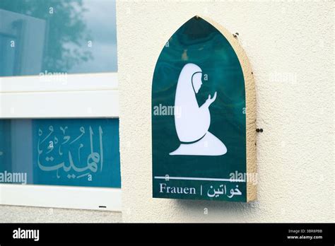 Darstellung einer schwangeren Frau im islamischen Kontext mit traditionellen Symbolen