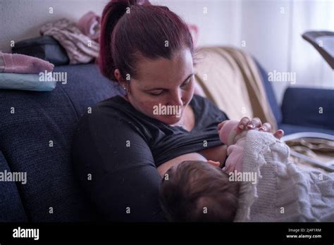 Eine Mutter stillt ihr Baby, symbolisch für Fürsorge und Ernährung im Islam