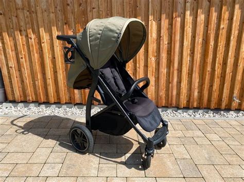 Schema mit den Vorteilen eines Buggys im Vergleich zu einem klassischen Kinderwagen: Wendigkeit, geringes Gewicht, kompaktes Faltmaß.