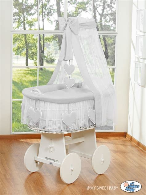 Vergleich zweier Schlafumgebungen: Ein gemütlicher Stubenwagen mit Himmel und ein Kinderwagen mit weniger Platz.