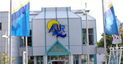 freundliches Maskottchen-Pferd am Eingang des Freizeitbades AZUR