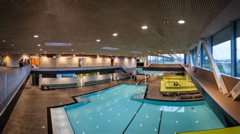 Innenansicht des Hallenbades mit Rutsche und Whirlpool